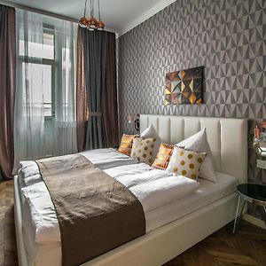 Executive Bright Apt. By Ruterra